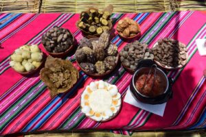 Los alimentos que sirven los comunarios a los visitantes a la Península de Challapata. Foto: Álvaro Valero.