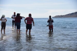 Los turistas pisan la playa "embrujada". Foto: Álvaro Valero.