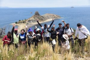 Los turistas que visitaron la Península de Challapata, en el lago Titicaca. Foto: Álvaro Valero.