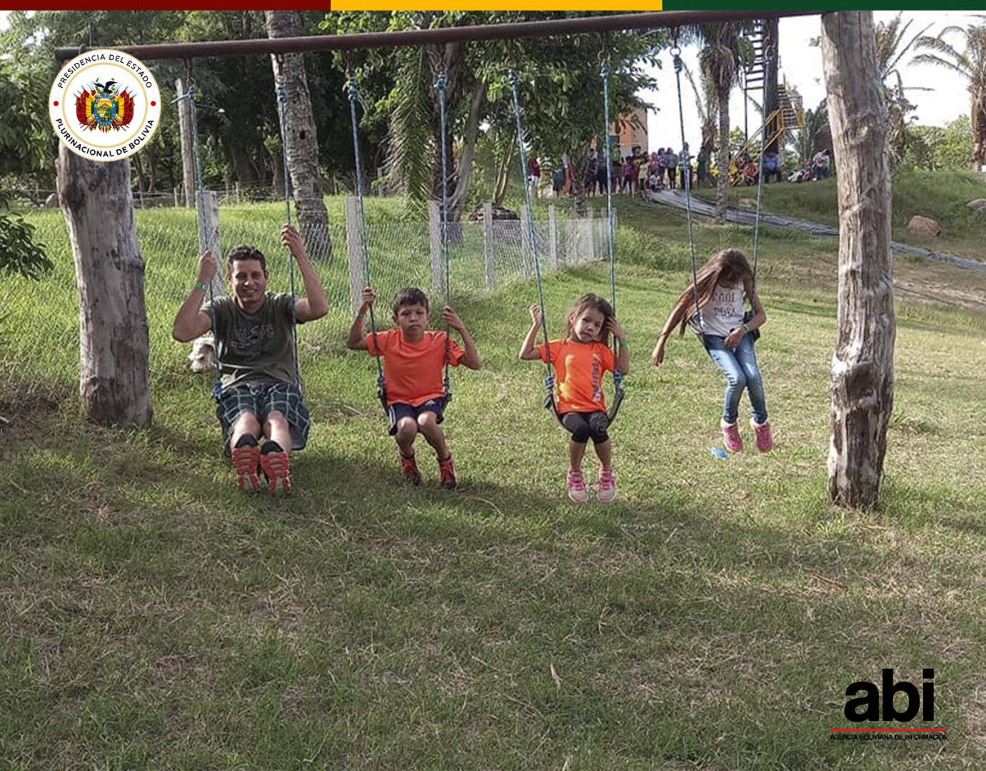 Edmand Lara y sus hijos.